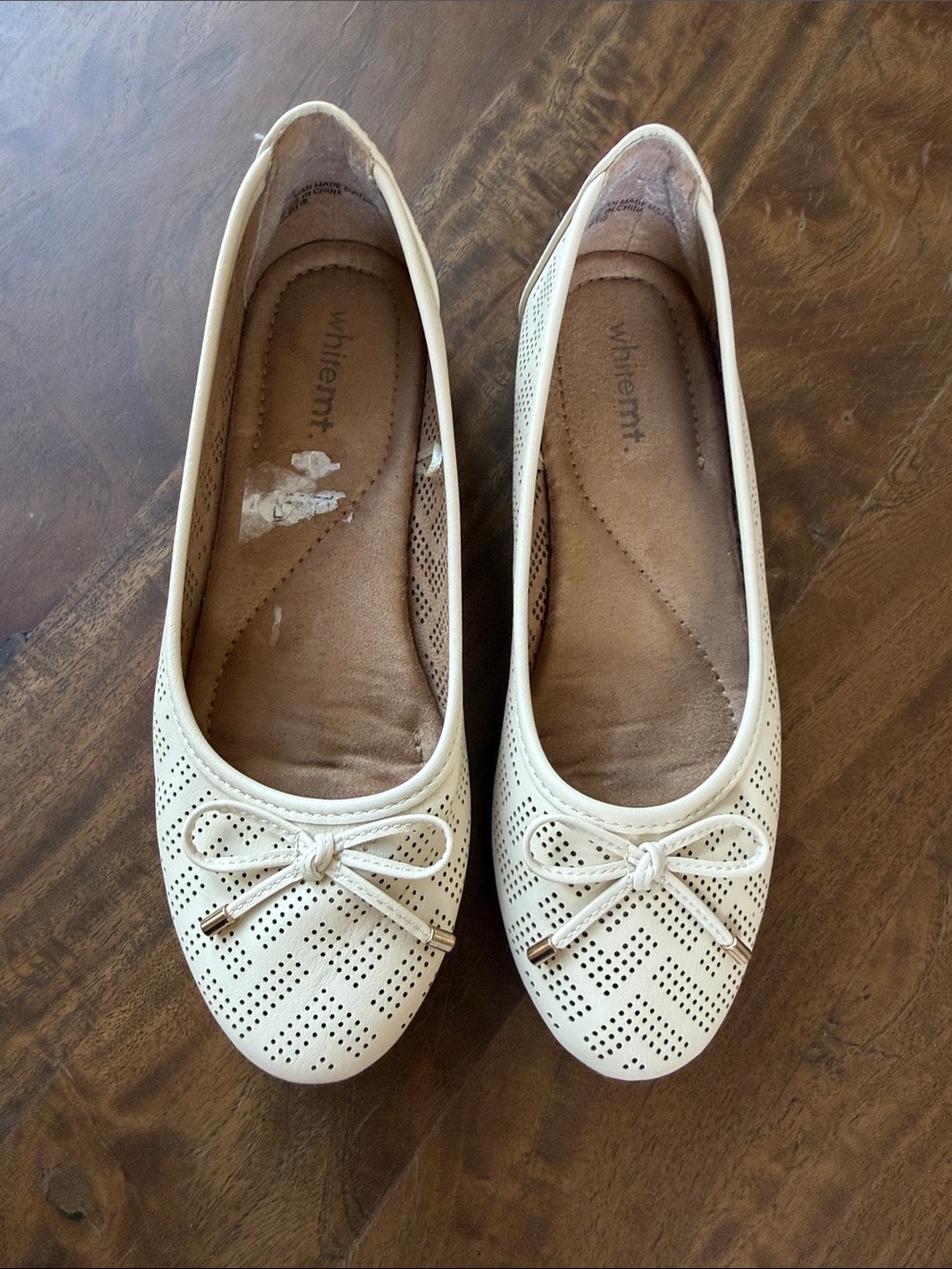 Creme Colored Ballet Flats with Perforated Pattern and Bow Sz 7.5 Medium